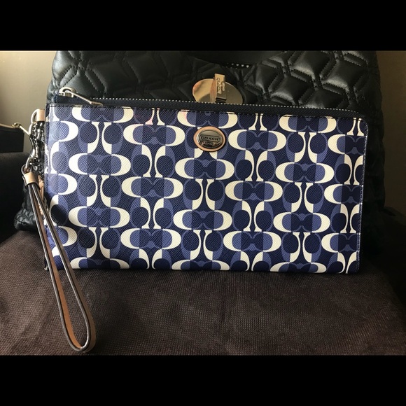 Coach clutch/wristlet Large - Picture 1 of 5